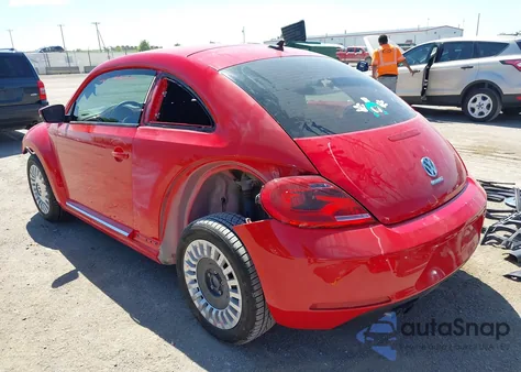 2015 Volkswagen Beetle 1.8T z USA, uszkodzony, nr VIN 3VWJ07AT5FM637684